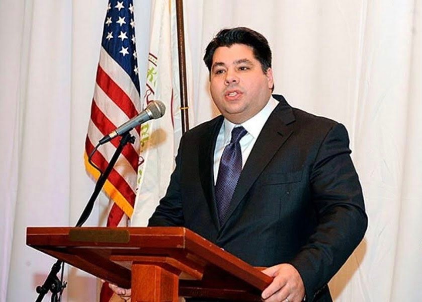 Τζορτζ Τσούνης: Στα ελληνικά η πρώτη ανάρτηση στο twitter του νέου Αμερικανού πρέσβη