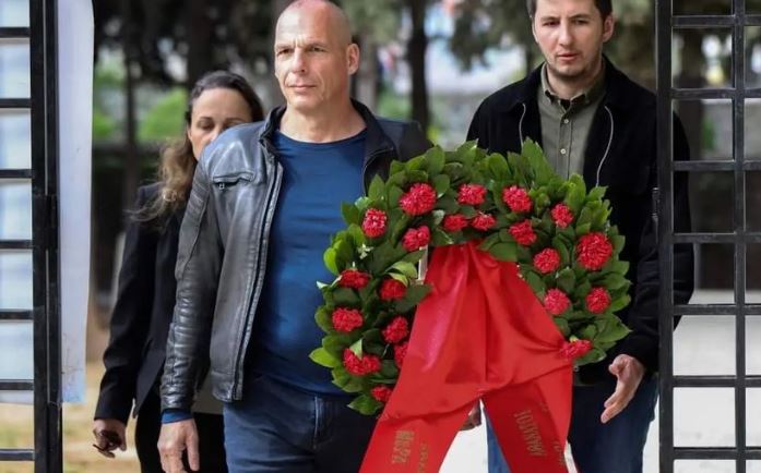 Στεφάνι στην Καισαριανή κατέθεσε ο Γιάνης Βαρουφάκης