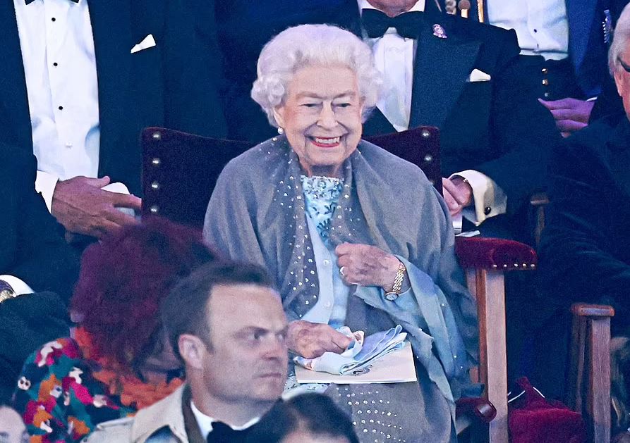 Βασίλισσα Ελισάβετ: Η συγκίνησή της για τον πρίγκιπα Φίλιππο – Η στιγμή που ανανέωσε το κραγιόν της δημοσίως