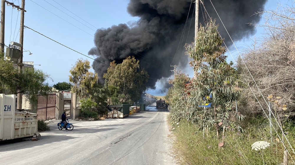Κρήτη: Μεγάλη φωτιά στη ΒΙΠΕ Ηρακλείου – Aκούστηκαν εκρήξεις