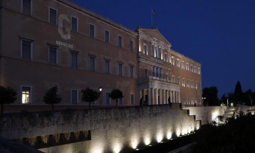Γενοκτονία των Ποντίων: Φωταγωγήθηκε η Βουλή – Τα μηνύματα του πολιτικού κόσμου