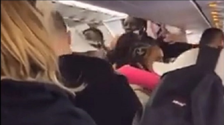 Σκηνικό απείρου κάλλους σε πτήση προς Κρήτη – Μεθυσμένος επιβάτης επιτέθηκε σε συνεπιβάτες και πιλότο