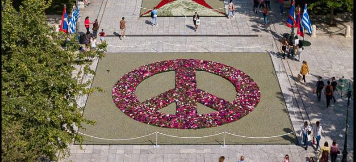 Το Σύνταγμα στολίστηκε για την Πρωτομαγιά – Μήνυμα υπέρ της ειρήνης με 13.600 λουλούδια
