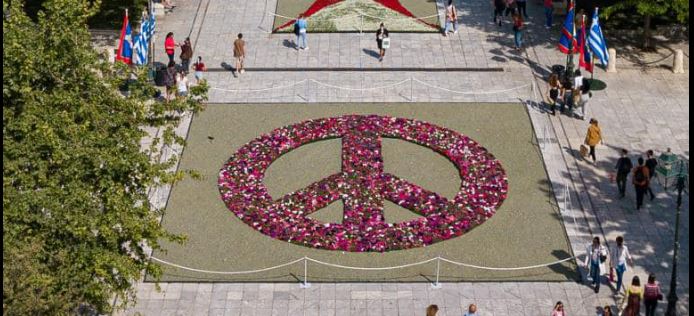 Το Σύνταγμα στολίστηκε για την Πρωτομαγιά – Μήνυμα υπέρ της ειρήνης με 13.600 λουλούδια