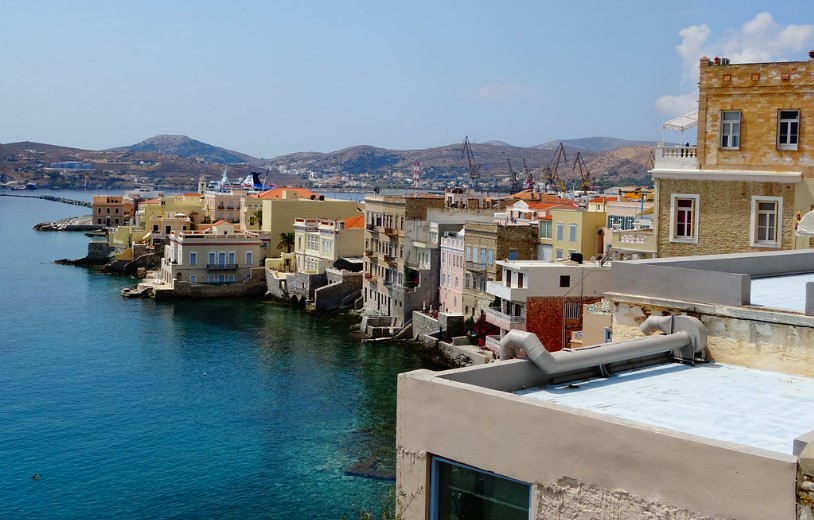 Σύρος: Εντόπισαν πτώμα να επιπλέει στη θάλασσα – Οι πρώτες πληροφορίες