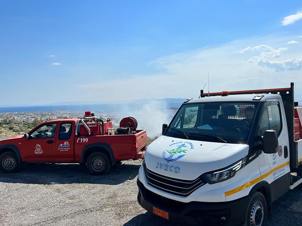 Κατασβέστηκε η φωτιά σε δασική έκταση της Γλυφάδας