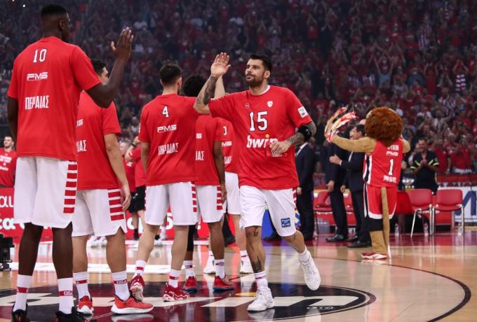 Ολυμπιακός: Με μπλουζάκια… Πρίντεζης βγήκε η ομάδα για την απονομή – ΒΙΝΤΕΟ