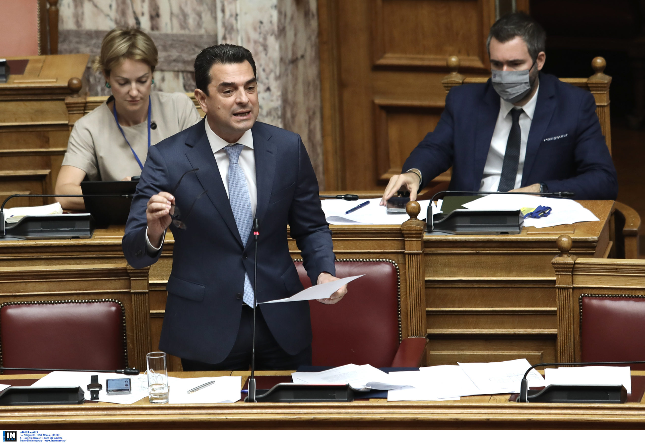 Ρήτρα αναπροσαρμογής: Κόντρα Σκρέκα με Σκουρλέτη και Φάμελλο στην Βουλή