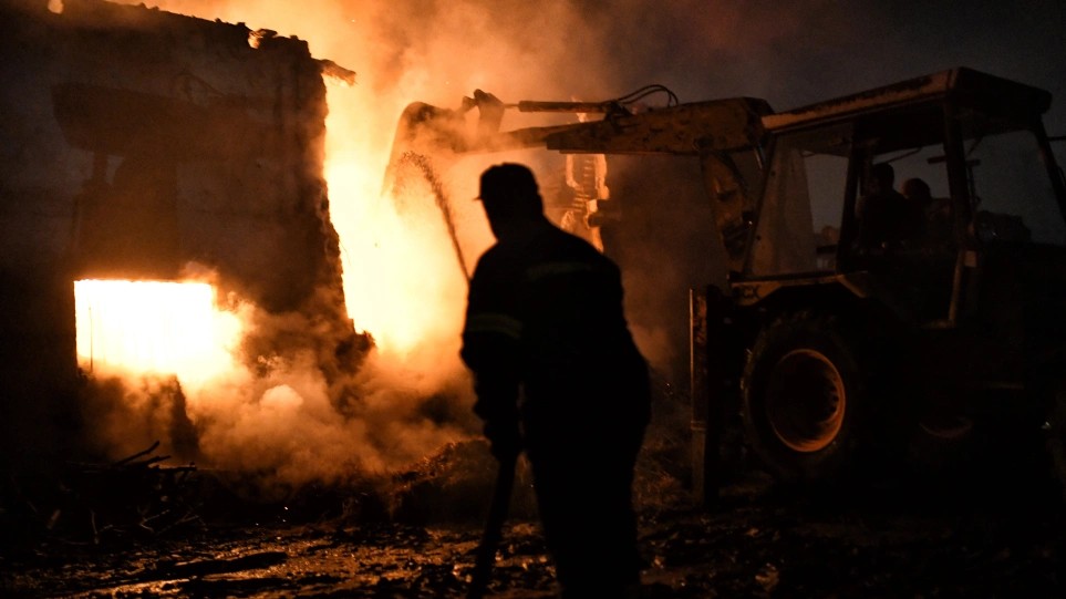 Σε εξέλιξη πυρκαγιά σε αποθήκη στου Ρέντη – Δεν υπάρχει κίνδυνος επέκτασης