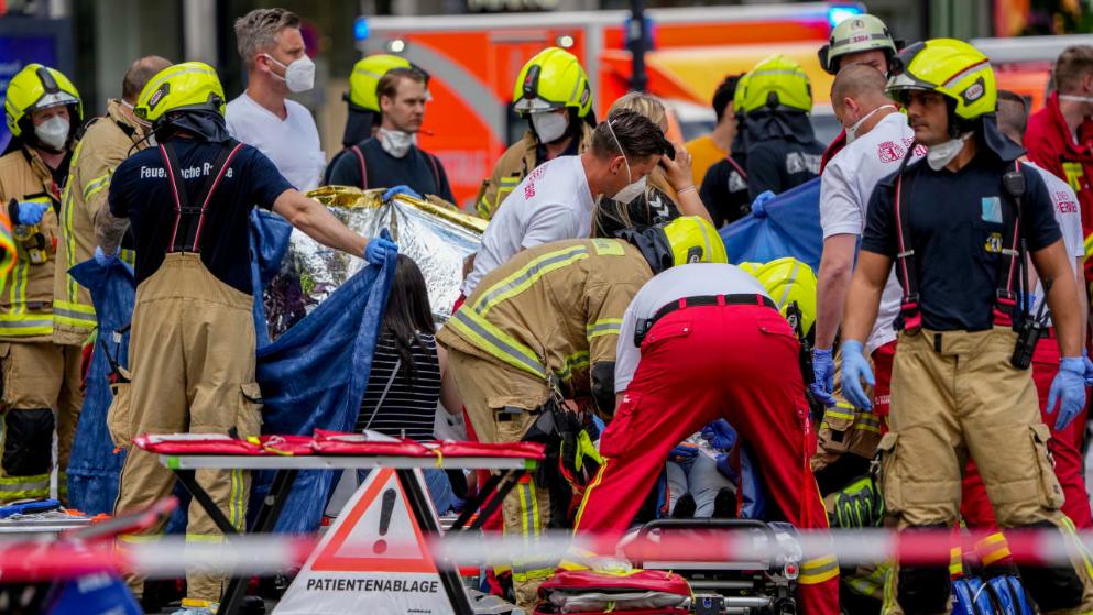 Βερολίνο: Εικόνες από το σημείο όπου αυτοκίνητο που έπεσε πάνω σε πλήθος – Τα πρώτα σενάρια