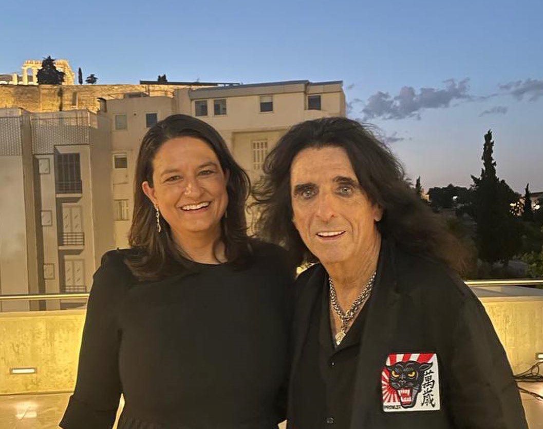 Η Nίκη Κεραμέως ποζάρει δίπλα στον Alice Cooper
