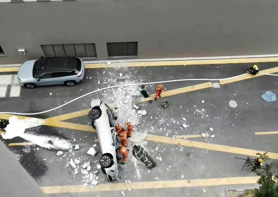 Σανγκάη: Ηλεκτρικό αυτοκίνητο έπεσε από τον τρίτο όροφο – Δύο άνθρωποι έχασαν τη ζωή τους – ΒΙΝΤΕΟ