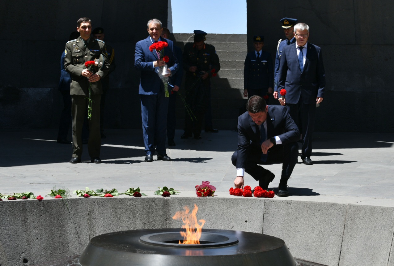 Χαρδαλιάς σε αρμένικο μνημείο