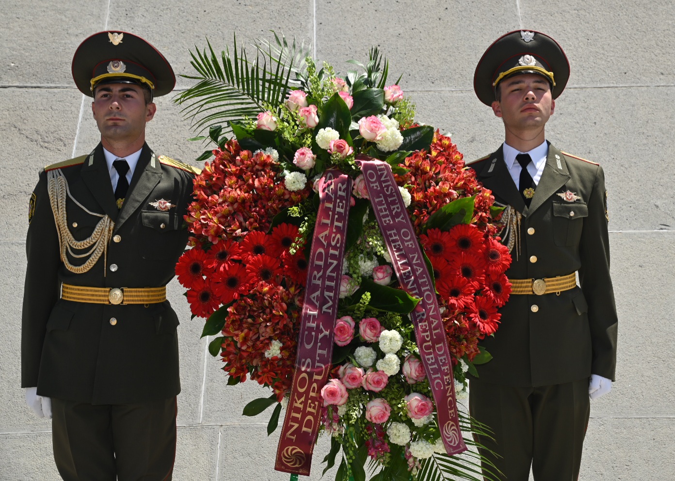 Ο Χαρδαλιάς στο μνημείο