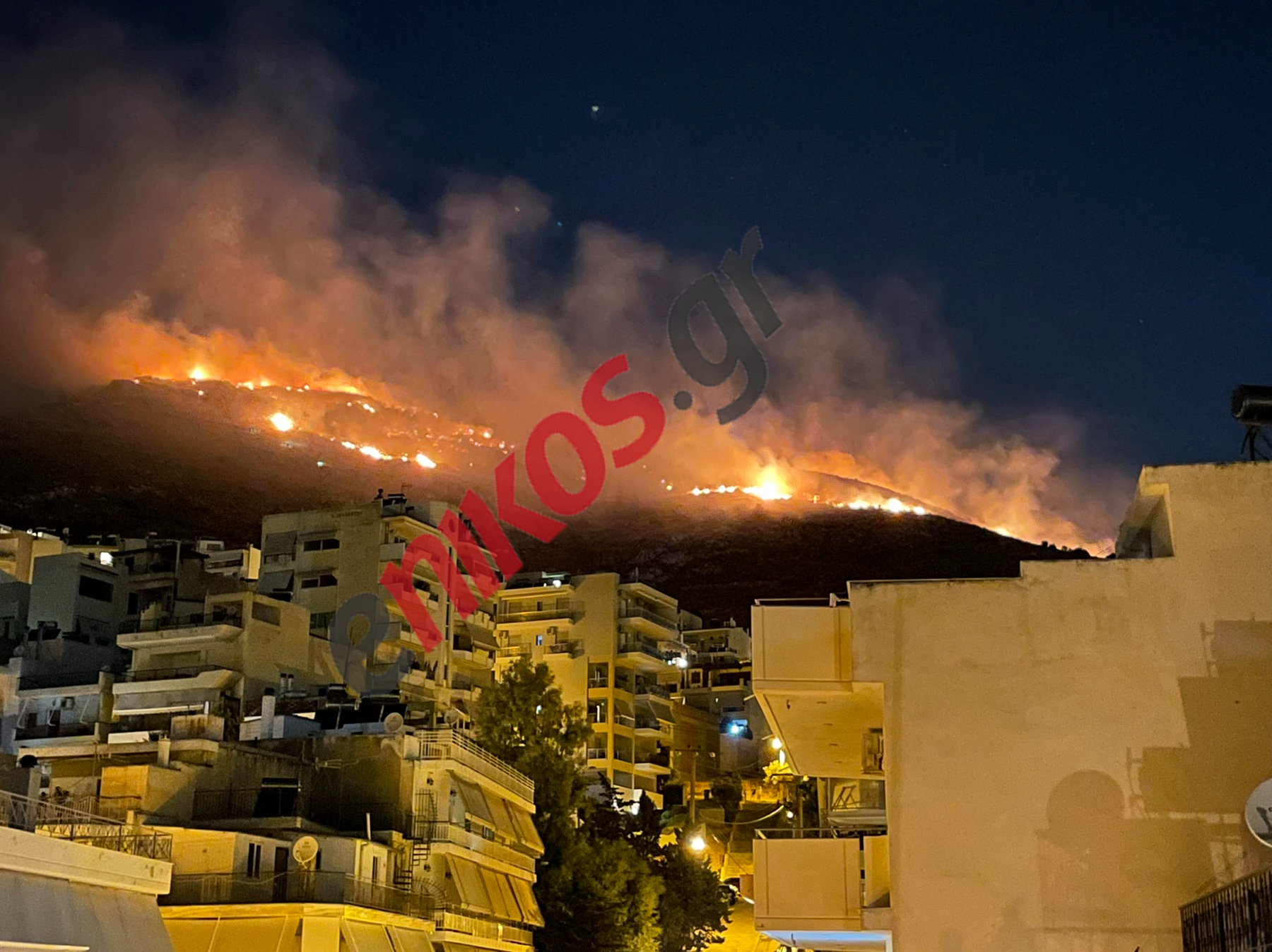 Φωτιά στο Σχιστό: Έτσι φαίνεται η πυρκαγιά από τη Νίκαια – ΦΩΤΟ, ΒΙΝΤΕΟ αναγνωστών