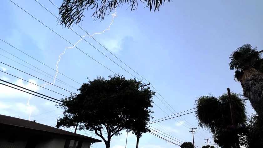 ΗΠΑ: Μια γυναίκα και δύο σκυλάκια σκοτώθηκαν από κεραυνό στην Καλιφόρνια
