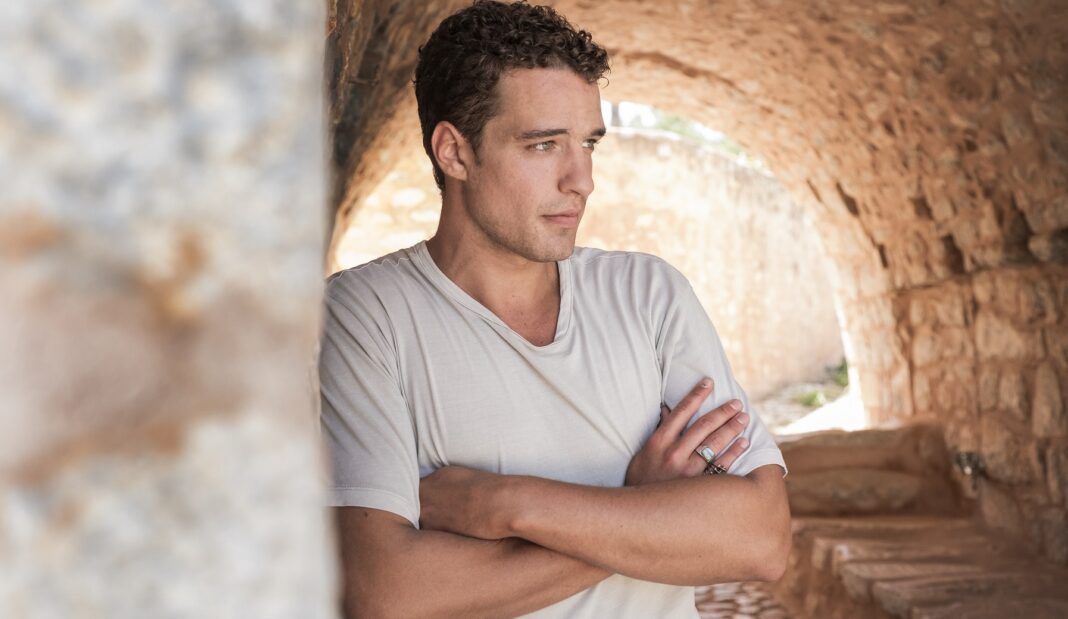 Liam Ireland: Σοκάρει ο ηθοποιός της σειράς “Η Γη της Ελιάς” – Η σεξουαλική κακοποίηση από τον προπονητή του όταν ήταν παιδί