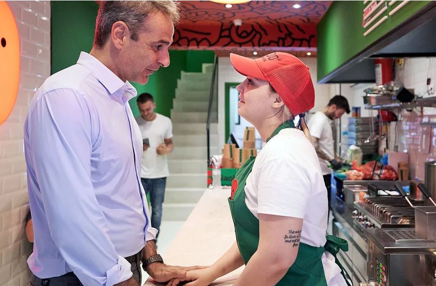 Κυριάκος Μητσοτάκης: Viral η φωτογραφία του με εργαζόμενη σε ιταλικό εστιατόριο – Τι συζητούσαν επί 10 λεπτά