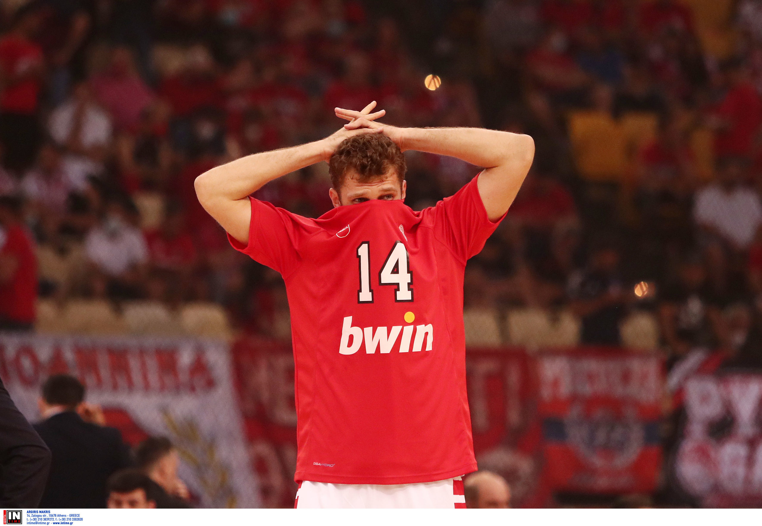 Ολυμπιακός – Παναθηναϊκός: Καθυστέρηση στον τελικό – Έπεσαν δακρυγόνα έξω από το ΣΕΦ