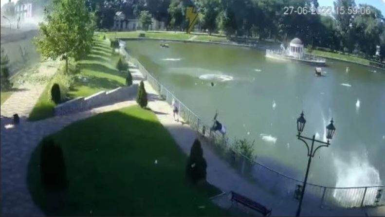 Ουκρανία: Η στιγμή της πυραυλικής επίθεσης στο εμπορικό κέντρο του Κρεμεντσούκ – ΒΙΝΤΕΟ