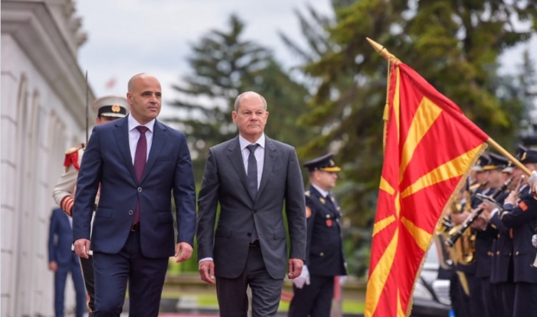 Στα Σκόπια ο Όλαφ Σολτς: «Η Γερμανία υποστηρίζει την έναρξη των ενταξιακών διαπραγματεύσεων της Βόρειας Μακεδονίας με την ΕΕ»
