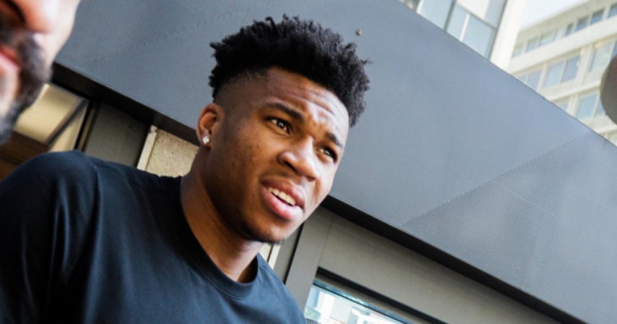 Στην Πάρο ο Γιάννης Αντετοκούνμπο – Το κλικ σε γνωστό στέκι της Νάουσας