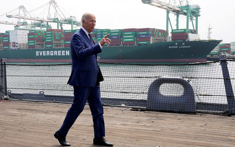 Τζο Μπάιντεν: Οι πετρελαϊκές εταιρίες περιορίζουν την παραγωγή για να διατηρούν ψηλά τις τιμές και το κέρδος