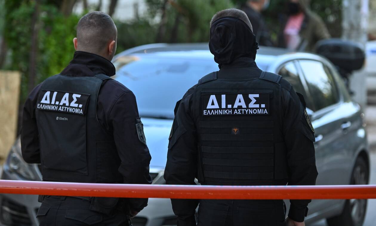 Δολοφονία στο Κουκάκι: Βρήκε μαχαιρωμένη την μητέρα του