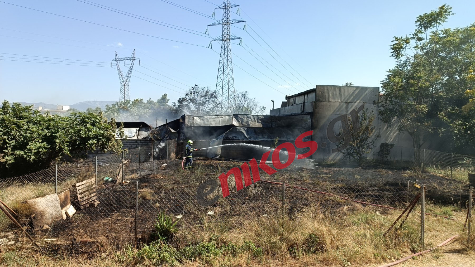 Μενίδι: Σε ύφεση η φωτιά στο εργαστήριο σφολιάτας – ΦΩΤΟ αναγνώστη