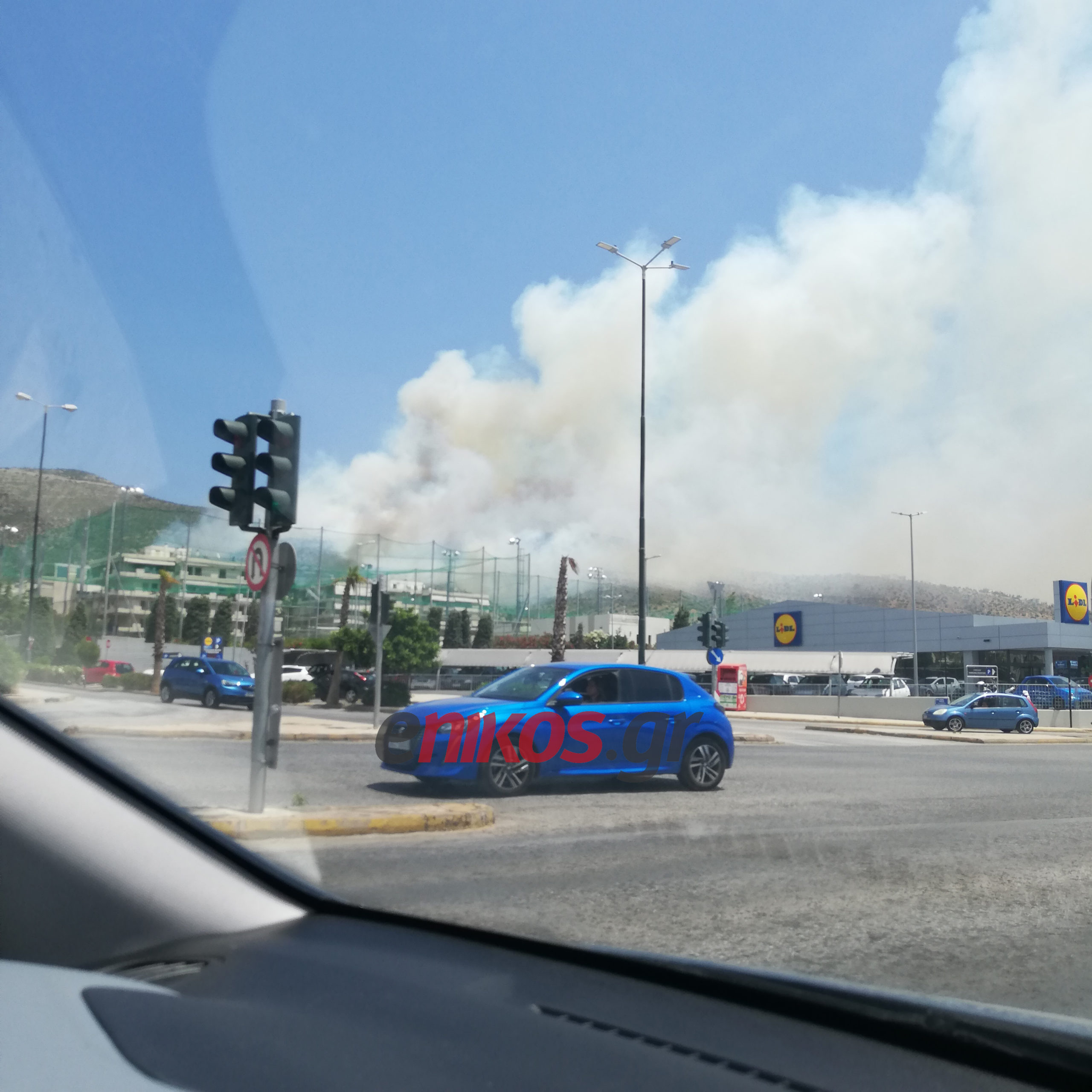 Νέες ΦΩΤΟ από τη φωτιά στη Γλυφάδα – Ενισχύθηκαν οι δυνάμεις της Πυροσβεστικής