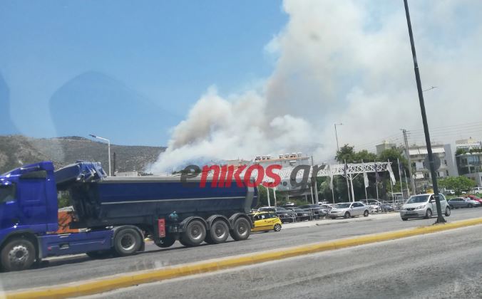 Φωτιά στη Γλυφάδα: Ποιοι δρόμοι είναι κλειστοί