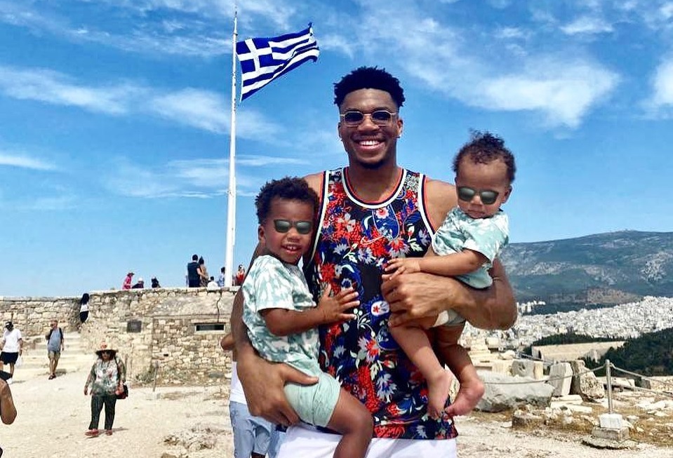 Γιάννης Αντετοκούνμπο: Στην Ελλάδα με τα δυο του παιδιά – Ποζάρει στην Ακρόπολη