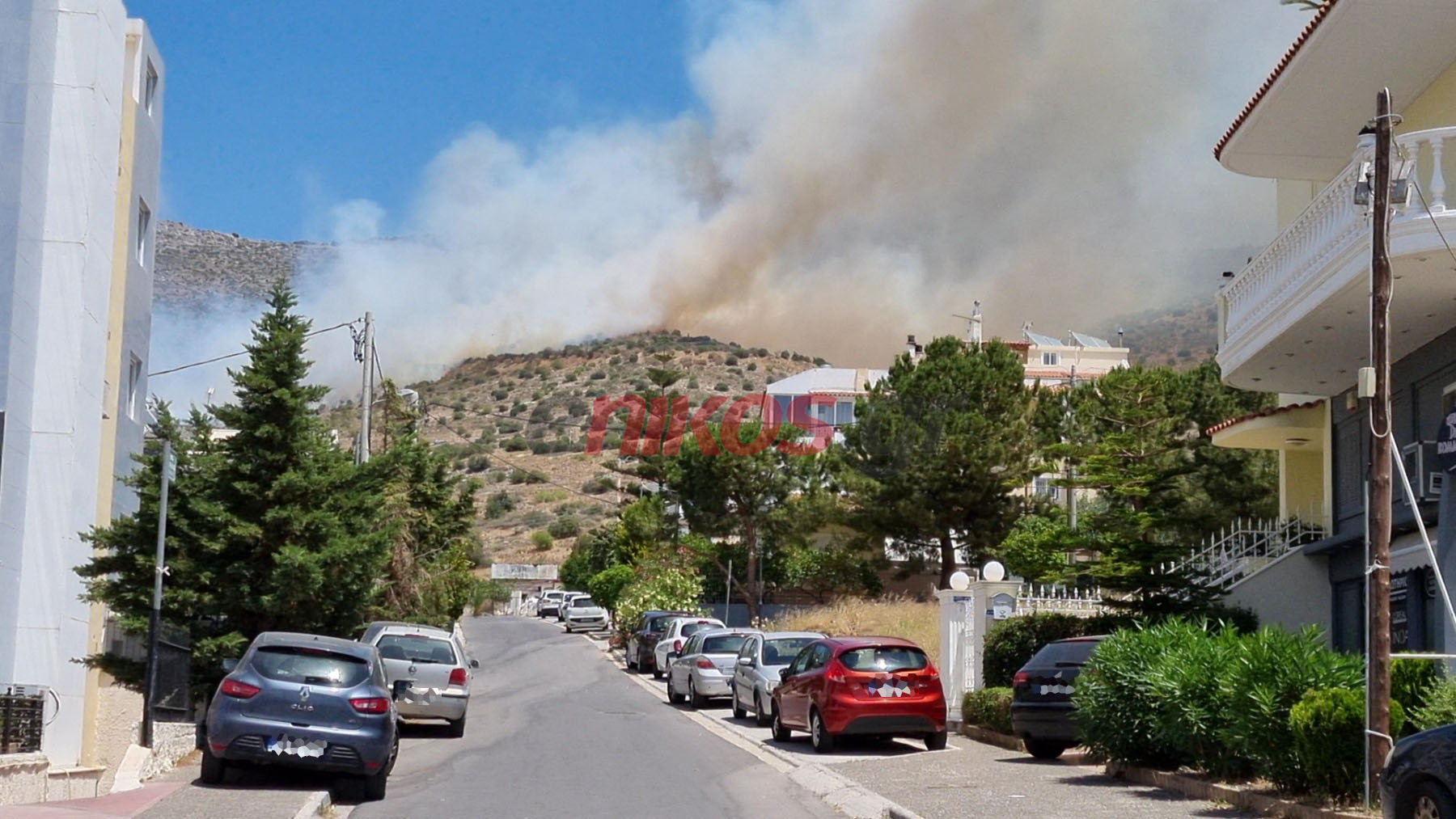 Οι πρώτες εικόνες από την φωτιά στη Γλυφάδα – Είναι κοντά σε σπίτια – ΦΩΤΟ από αναγνώστες