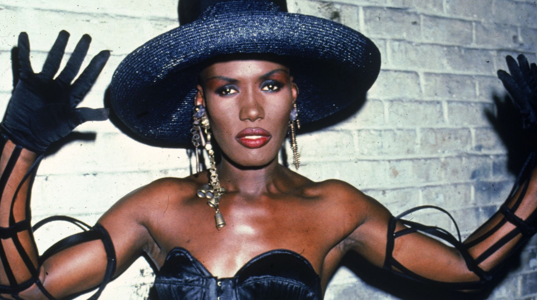 Η Grace Jones εντυπωσιακή όπως πάντα πάνω στη σκηνή