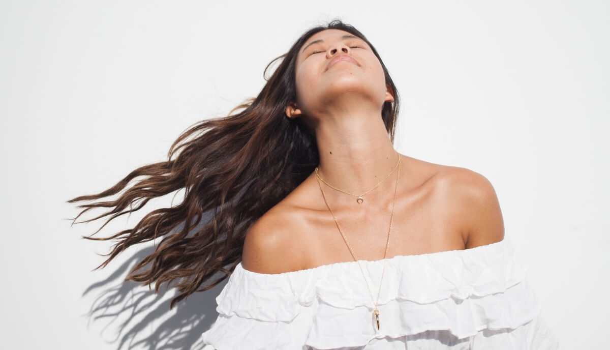 Tο πιο περίεργο TikTok hair hack με οδοντικό νήμα