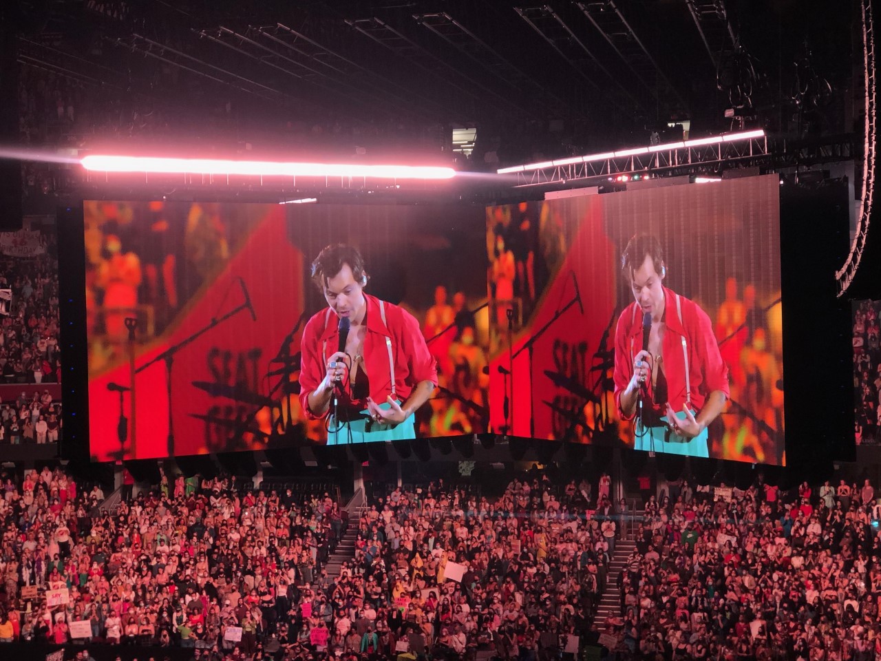 Χάρι Στάιλς: Διέκοψε τη συναυλία του για να βρει τη δασκάλα του στο κοινό