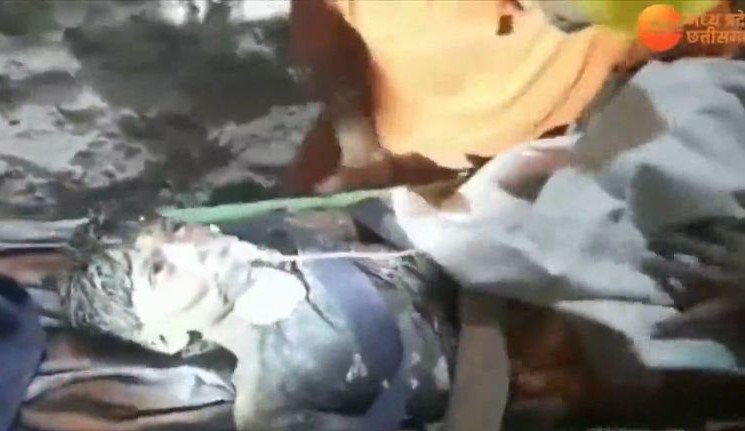 Ινδία: Σώθηκε το 10χρονο κωφάλαλο αγόρι που είχε πέσει σε πηγάδι