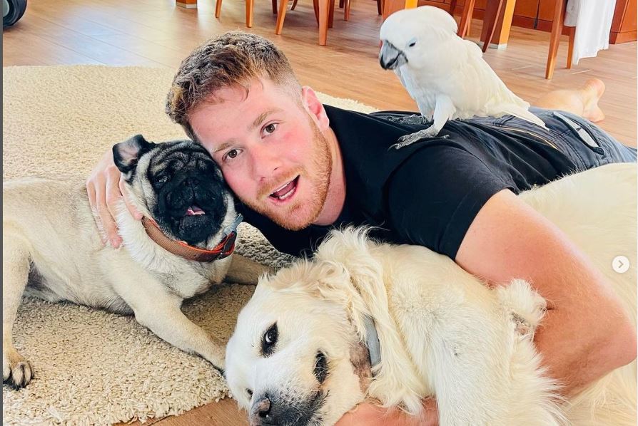 Τζέιμς Καφετζής: Κατηγορεί δημόσια την κτηνίατρο ότι σκότωσε τον σκύλο του – “Έδωσε λάθος δοσολογία”