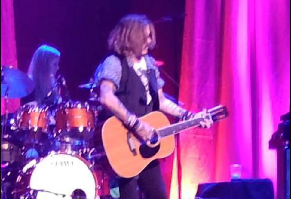 Τζόνι Ντεπ: Αποθεώνεται από θαυμαστές στη σκηνή μετά τη δικαστική νίκη του