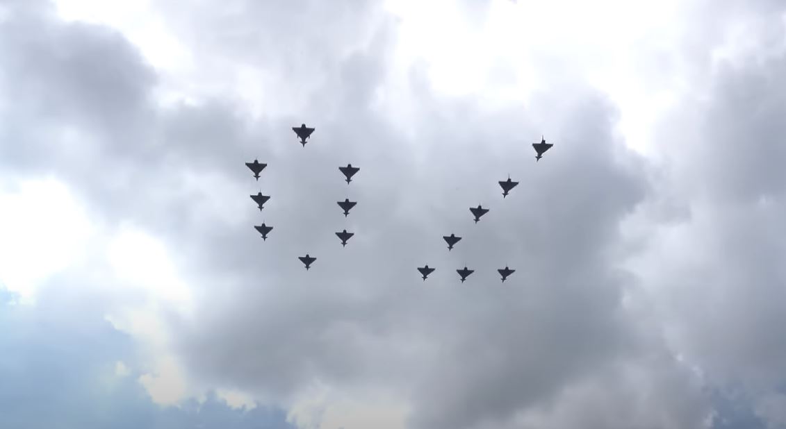 Βασίλισσα Ελισάβετ: Οι εντυπωσιακές αεροπορικές επιδείξεις για τα 70 χρόνια της μοναρχίας της – ΒΙΝΤΕΟ