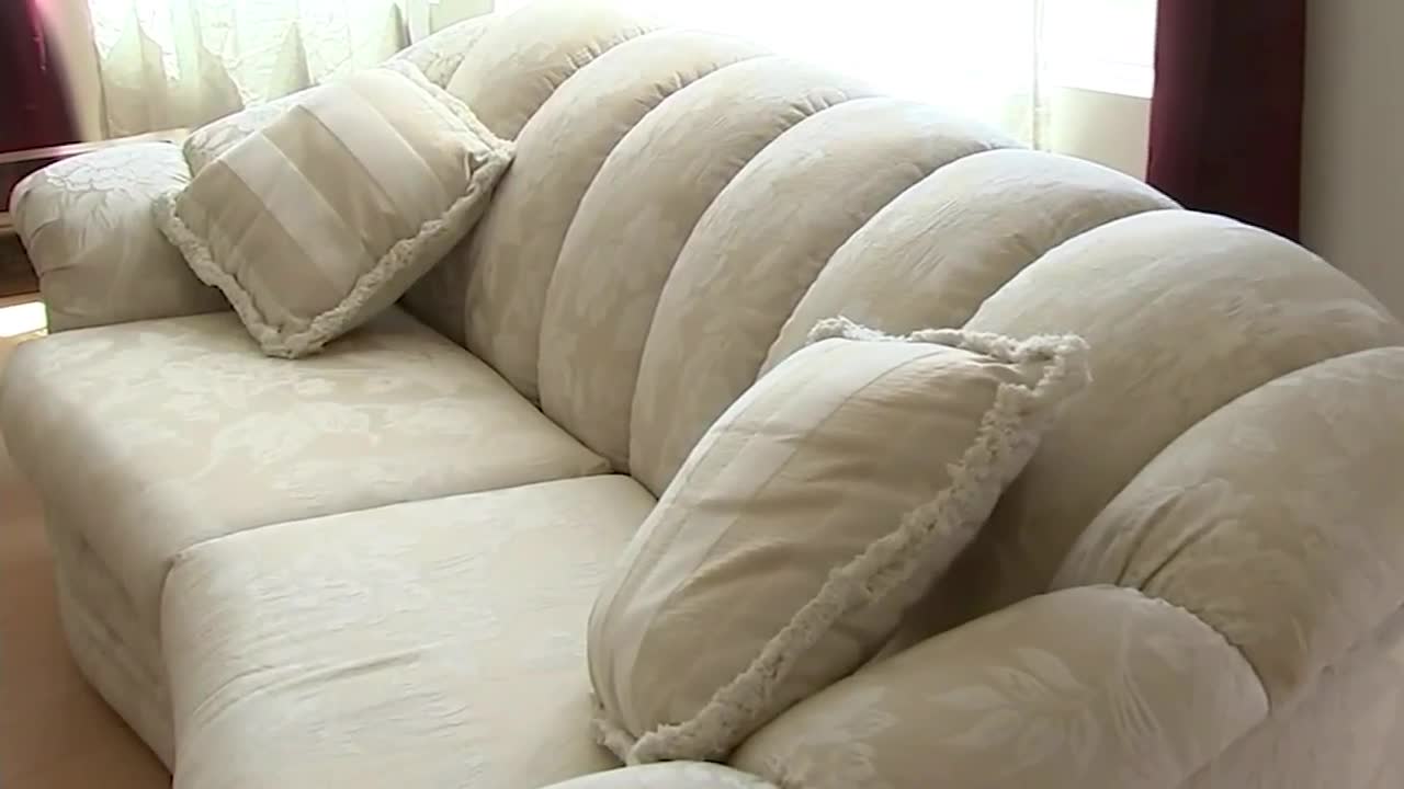 ΗΠΑ: Ανακάλυψε… θησαυρό 36.000 δολαρίων σε καναπέ που της χάρισαν