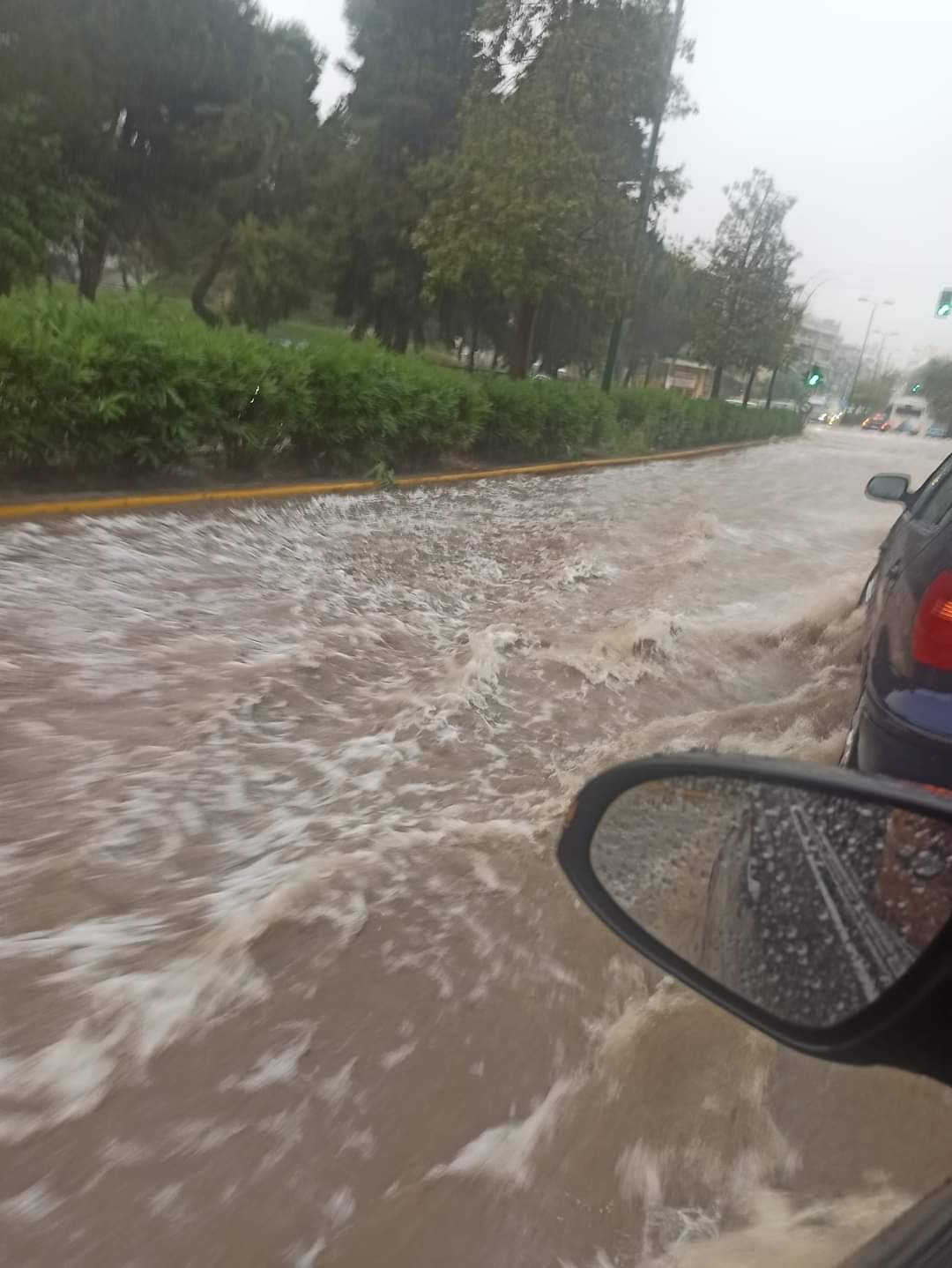 Κακοκαιρία Genesis: Άνοιξαν οι ουρανοί και στην Αθήνα – Κυκλοφοριακό κομφούζιο στο κέντρο