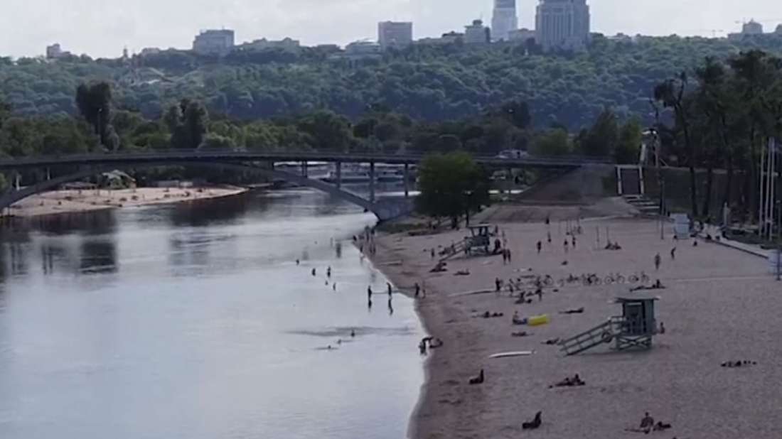 Κίεβο: Οι Ουκρανοί στον ποταμό Δνείπερο για μπάνιο και ηλιοθεραπεία – ΒΙΝΤΕΟ