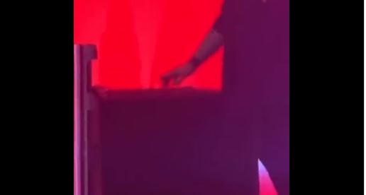 MAD VMA- κονσόλα- Βαλεντίνο