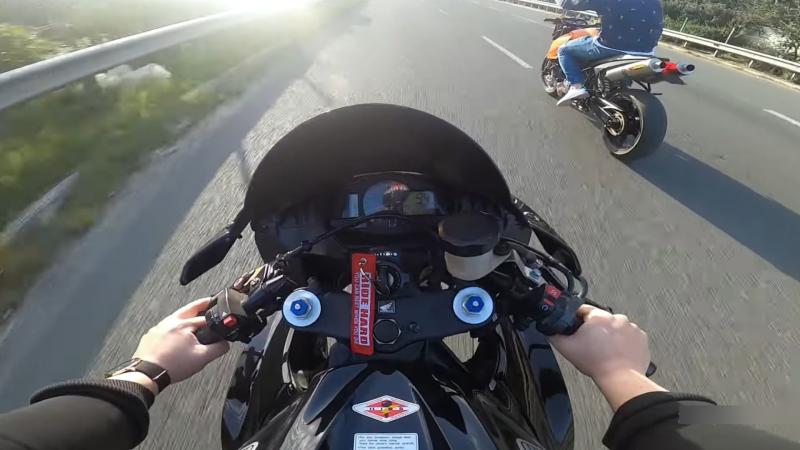 Αγρίνιο: Έκαναν κόντρες στην εθνική οδό και κατέληξαν με χειροπέδες