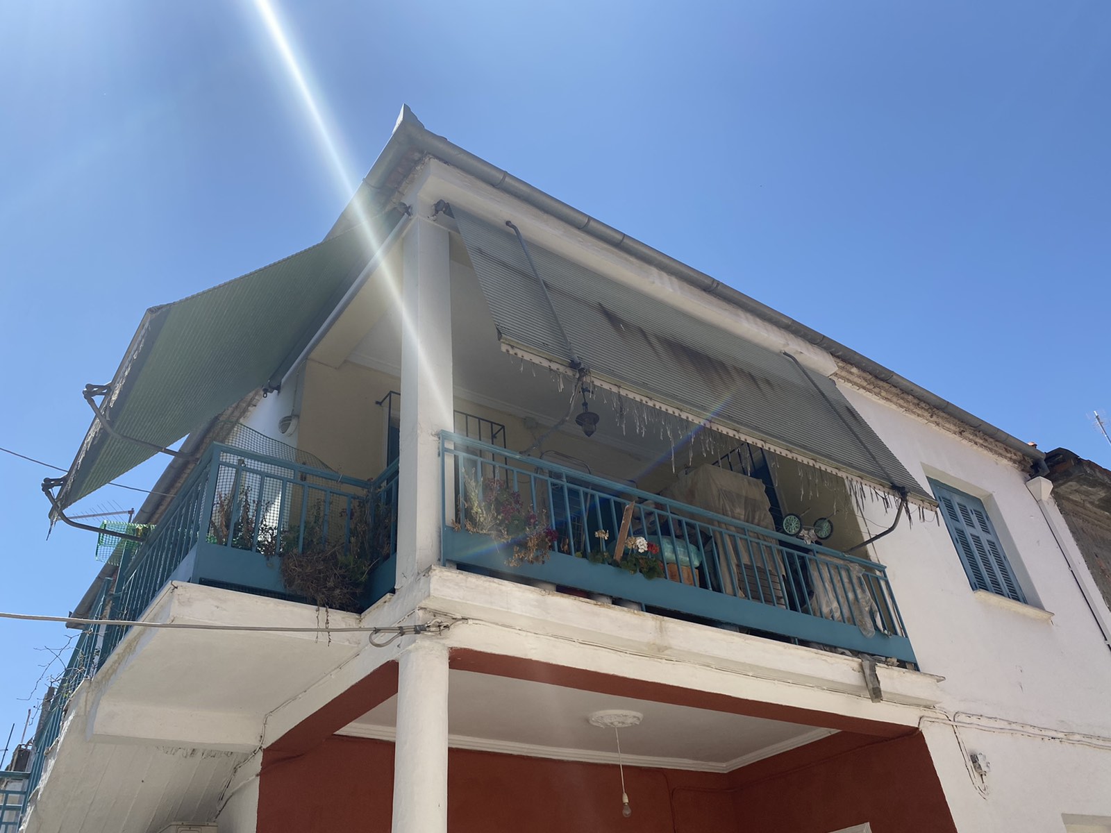 Λάρισα: «Το ήξερε η αστυνομία – Με εκβίαζε η μάνα» λέει συγγενής της 51χρονης που ήταν κλεισμένη σε σπίτι επί 42 χρόνια