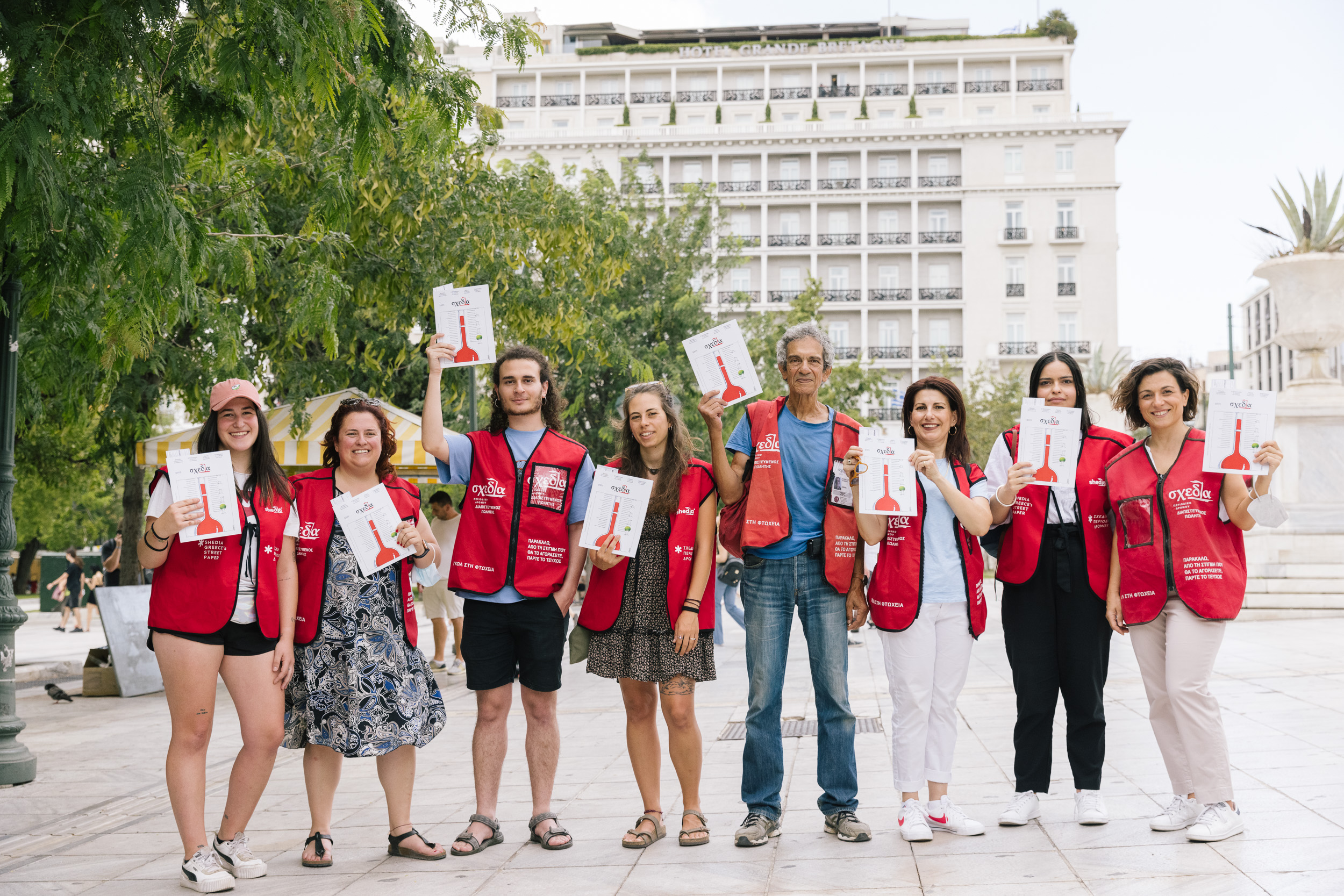 “Πωλητής για μια ώρα”: Το γραφείο του Ευρωκοινοβουλίου στην Ελλάδα στηρίζει το περιοδικό δρόμου “Σχεδία”