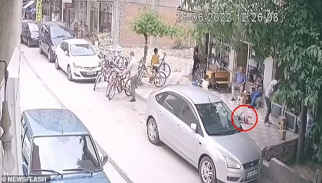 Σοκ στην Τουρκία: Μωρό πέφτει από το μπαλκόνι με το κεφάλι στην πλάτη περαστικού άνδρα – ΒΙΝΤΕΟ