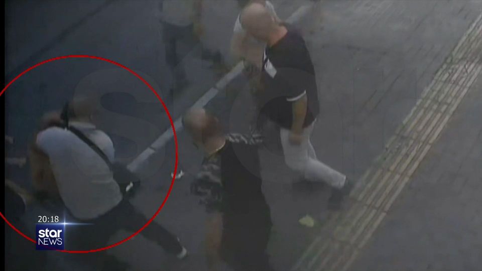 Άνδρας προσπάθησε να πνίξει το παιδί του στο κέντρο της Αθήνας – ΒΙΝΤΕΟ