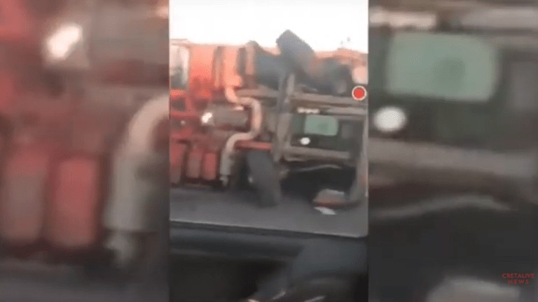 Τραγωδία στην άσφαλτο: Νταλίκα ανατράπηκε στον ΒΟΑΚ – Νεκρός ο οδηγός